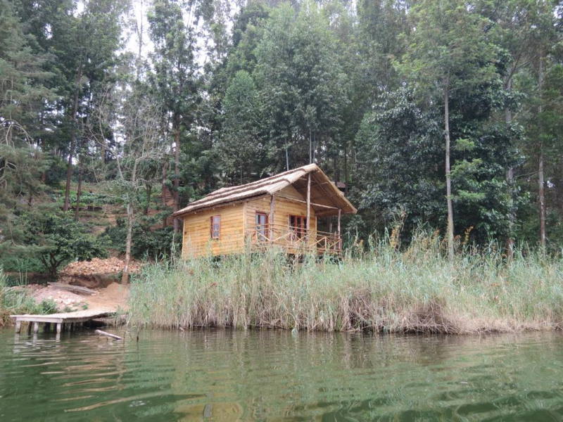 Zinnia treehouse on lake bunyonyi